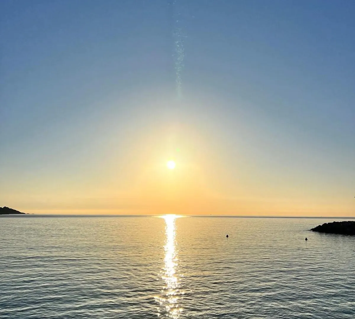Apartment Sea View Studio With Balcony, Near Italy & Monaco Menton